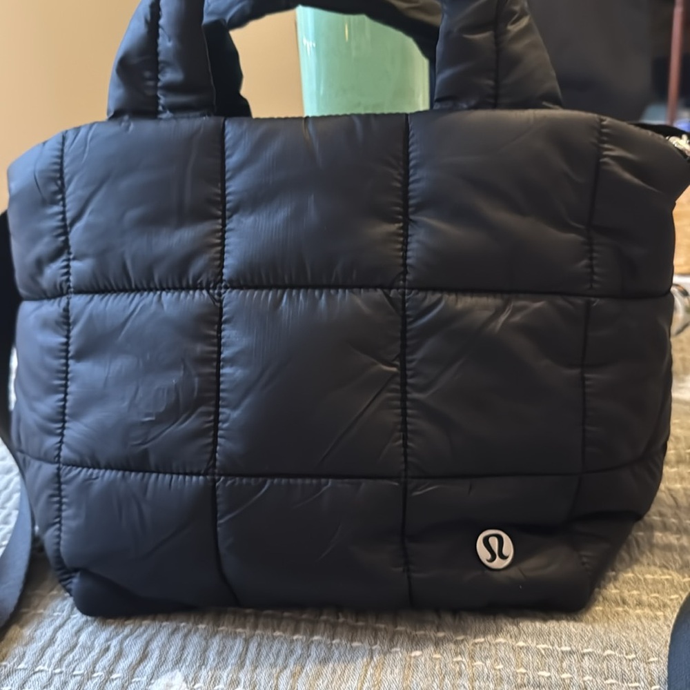 Lululemon Quilted Grid Tote Bag Mini 5L- Black
Like new.